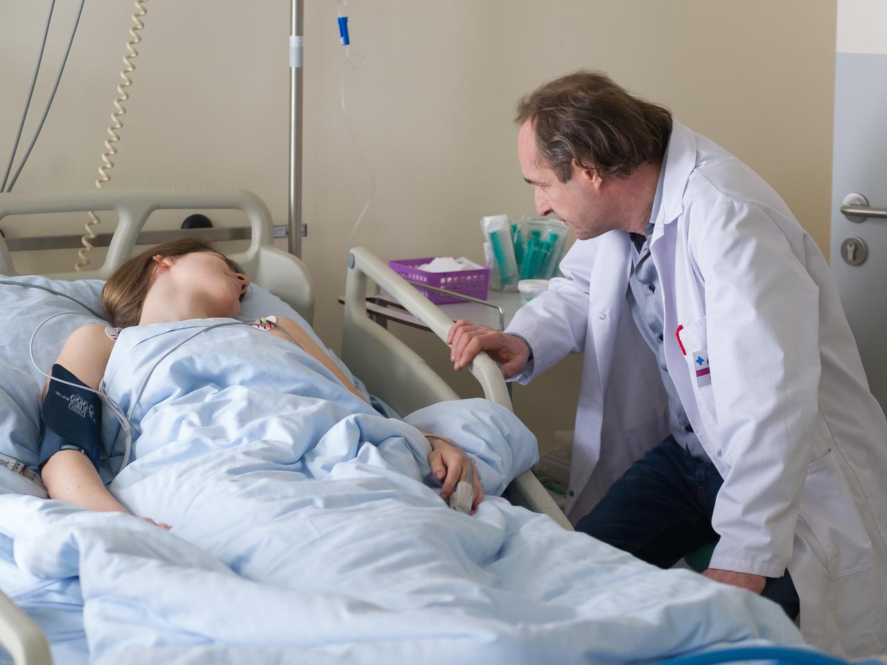 Na Wspólnej odcinek 2510, Oliwia (Anna Żydka), Ostrowski (Marek Kalita)