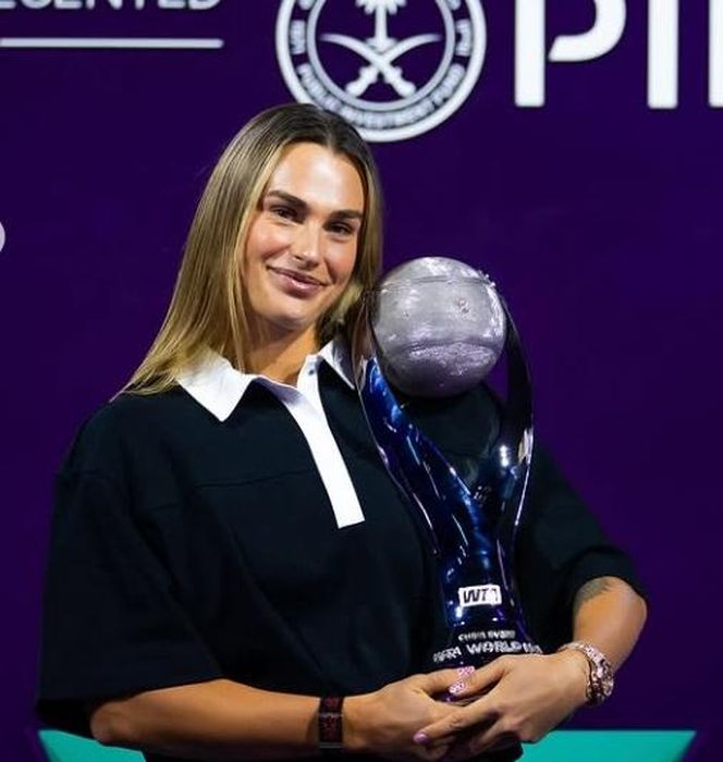 Aryna Sabalenka z pucharem