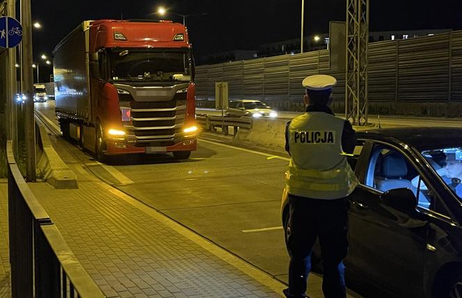 Pijany jak bela zajeżdżał innym drogę wielką ciężarówką. Ledwo stał na nogach   Dzięki