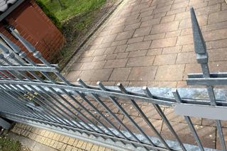 Kęty. Wspinał się po ogrodzeniu i skończył z prętem w nodze. Fatalny finał imprezy nastolatków