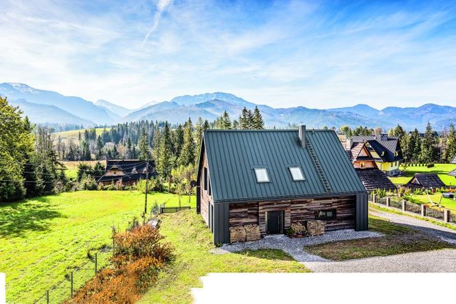 Nowoczesny, widokowy dom – z przeszkleniem, które „robi całe wnętrze”