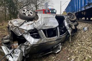 Samochód wpadł prosto pod jadący pociąg pod Poznaniem! Są ranni