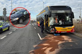 Poważne utrudnienia w Warszawie po kolizji autobusu miejskiego. Nieoficjalnie: kierowca przejechał na czerwonym