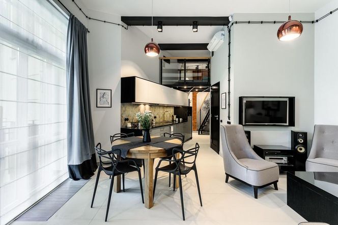 Jak zaplanować wnętrza wysokiego, ale bardzo wąskiego mieszkania? Jednym z rozwiązań może być stworzenie antresoli
