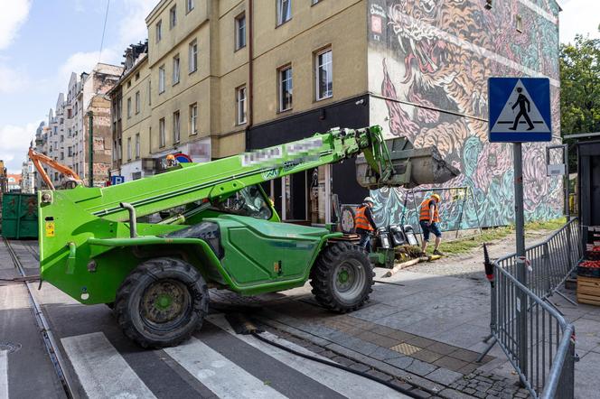 Spalona kamienica w Poznaniu znika. Trwa rozbiórka budynku  1:44 PM  i to się nie pali kompletnie! 