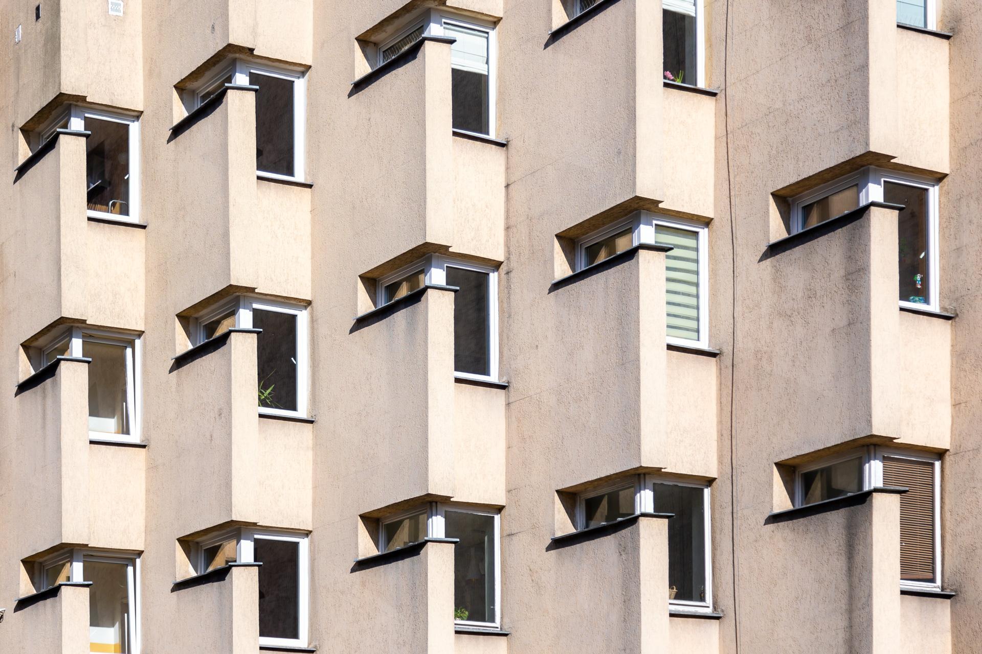 Blok PRL na ul. Koziej 9 - zobacz budynek, który z zmienia się wraz z punktem widzenia