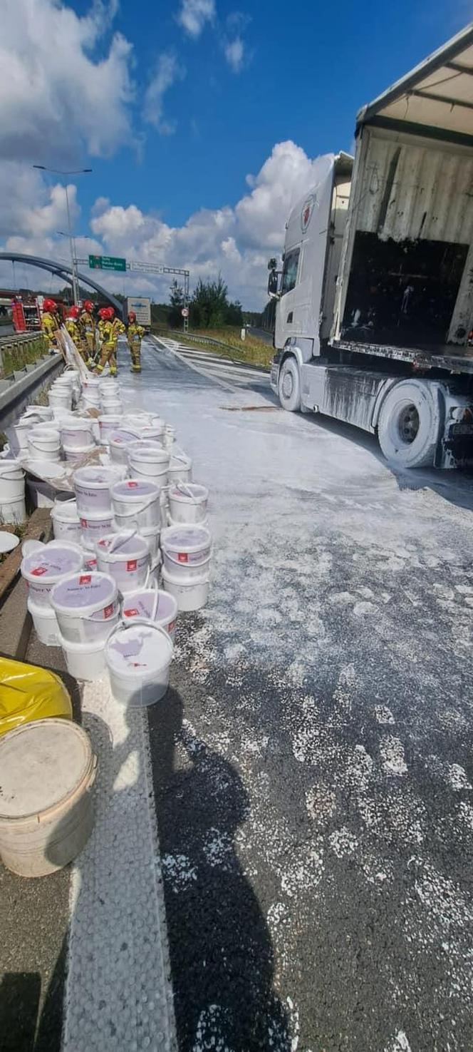 Kolizja ciężarówek na DK86. Farba na jezdni