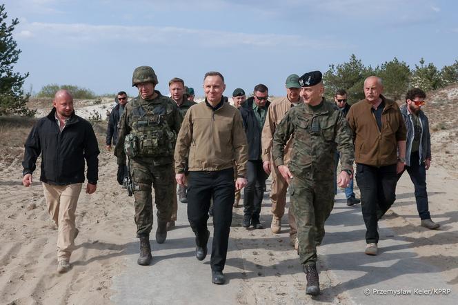 Prezydent Andrzej Duda na ćwiczeniach z żołnierzami w Ustce