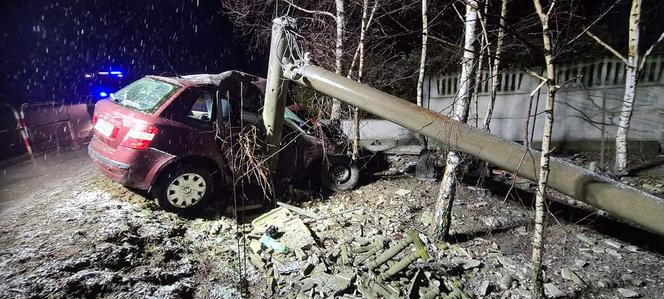 Samochód WBIŁ SIĘ w słup oświetleniowy. Poważny wypadek w Ptaszkowie 