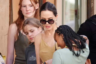 Angelina Jolie widziana na bazarze w Wenecji. Jej córka to kopia Brada Pitta