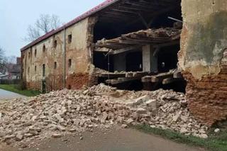 Ściana spichlerza zawaliła się na drogę w Radłowie