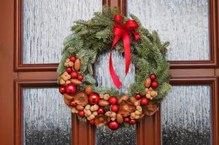 Wianek bożonarodzeniowy na drzwi - przedstawiamy instrukcję jak go zrobić samodzielnie