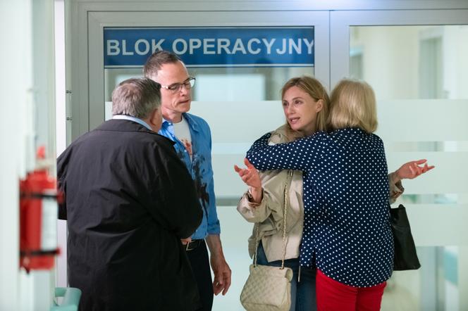 Na Wspólnej odc. 3120. Monika (Sylwia Gliwa), Damian (Waldemar Błaszczyk), Maria (Bożena Dykiel), Włodek Zięba (Mieczysław Hryniewicz)