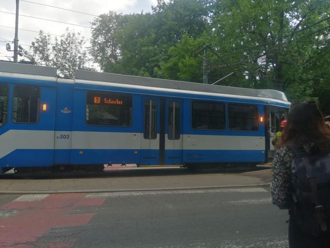 Kobieta wpadła pod tramwaj. Dramatyczny wypadek w centrum Krakowa