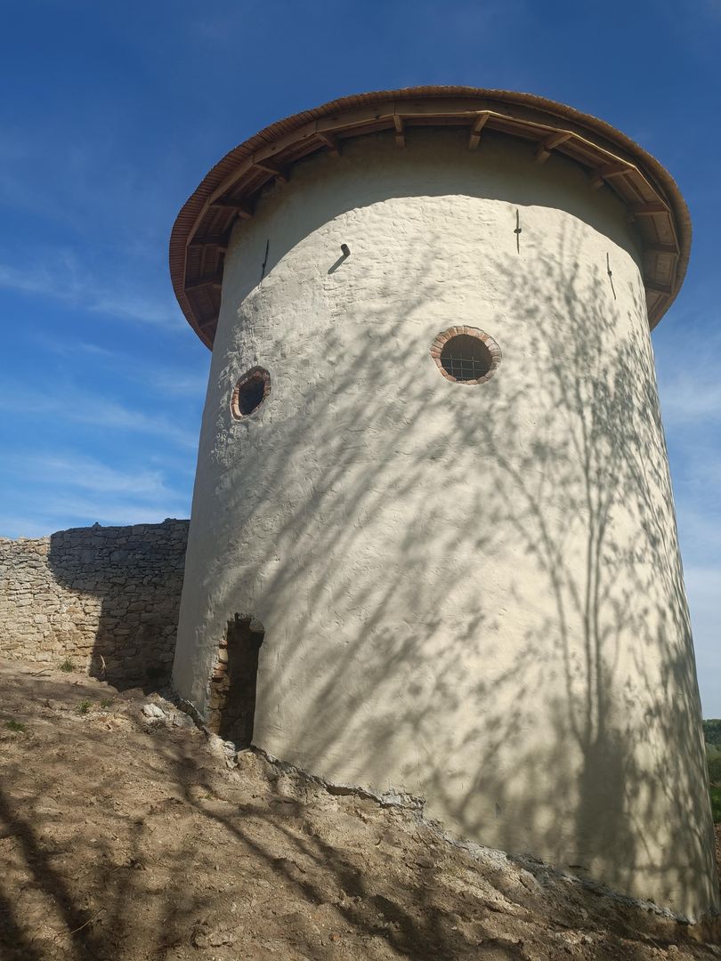 Baszta w Nowych Kicharach (gm. Dwikozy) po remoncie