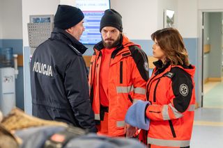 Na sygnale, odc. 720. Romek (Izydor Łobacz), Martyna (Monika Mazur), policjant (Piotr Szejn)