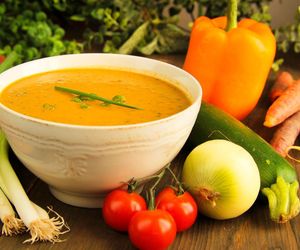 Lekka, sycąca i pyszna. Dietetyczna zupa krem z pomidorów i cukinii to letni hit