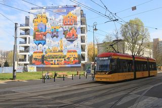 Na dachu budynku w Warszawie zbudowali plac zabaw. Deweloper zapewnia, że to bezpieczne