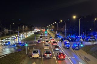 Warszawa. Ostatnie Pokolenie kontra policja. Kolejna próba zablokowania Wisłostrady [ZDJĘCIA].