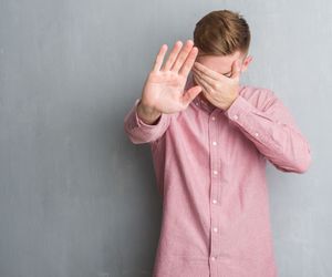 Trądzik neuropatyczny ma podłoże psychiczne. Do czego prowadzi nadmierne wyciskanie pryszczy?