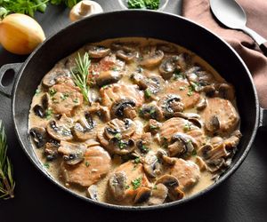 Tak Duńczycy serwują polędwiczki wieprzowe. To efektowne danie zachwyca smakiem i aromatem 