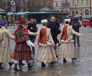 Polonez dla Fredry 2025 we Wrocławiu. Maturzyści zatańczyli na Rynku [ZDJĘCIA]