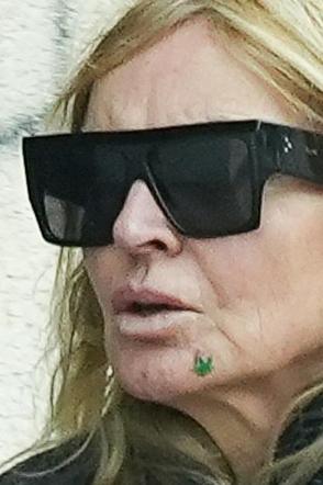 Monika Olejnik z kropką na twarzy