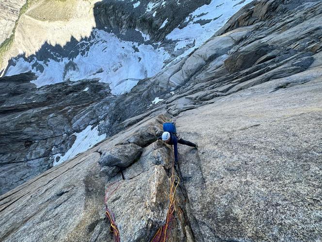 Andrzej Ficek, Roman Forysiak i Szymon Podosek z Klubu Wysokogórskiego w Bielsku-Białej, pokonali klasyczną drogę na szczyt Petit Dru w masywie Mont Blanc