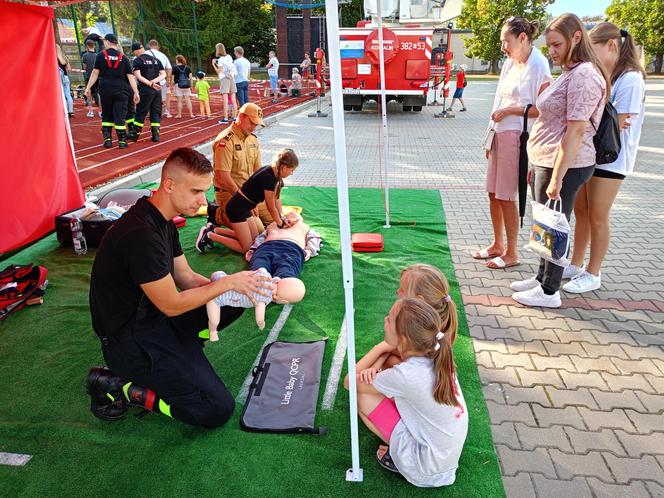 Uczestnicy wydarzenia chętnie zapoznawali się z tajnikami codziennej pracy siedleckich strażaków