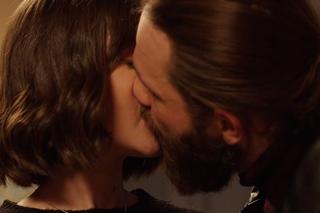 M jak miłość odc. 1796. Ania (Alina Szczegielniak), gangster Robert (Kamil Drężek)	