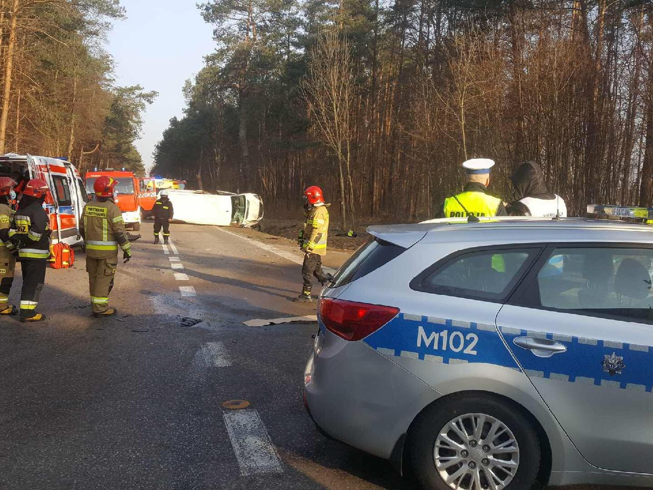 Kolejna śmierć pod Łomżą. Tragiczny wypadek busa i osobówki na DK 63 w powiecie kolneńskim