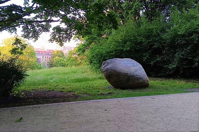 Głaz Quistorpów w Parku Kasprowicza