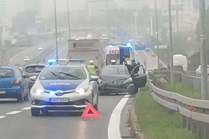 Katowice: Wypadek przy zjeździe na autostradę A4. Zderzyło się kilka samochodów. Tworzą się ogromne korki