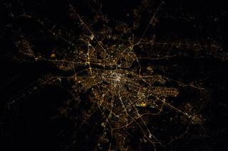 Warszawa nocą sfotografowana z pokładu Międzynarodowej Stacji Kosmicznej [ISS]