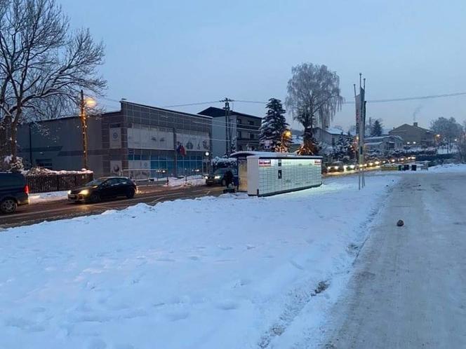 Ciężarówka wylądowała w rowie. Trudny poranek na krakowskich drogach