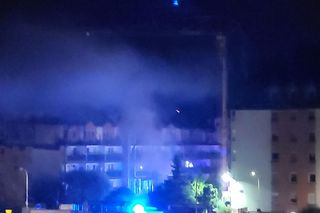 Kłęby dymu nad blokiem, który spłonął w Ząbkach. Co się stało?