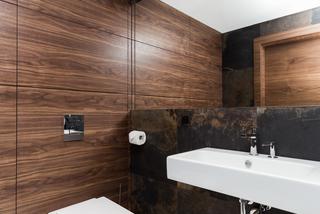 Nowoczesna łazienka z drewnem na ścianie