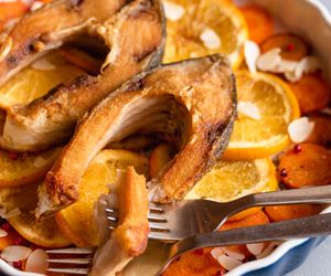 Karp pieczony w dzwonkach. Bombowy przepis na rybę pieczoną w pomarańczach