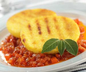 Włoska polenta - przepis na placek z mąki kukurydzianej