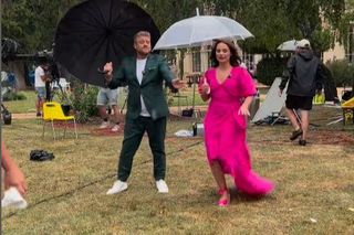 Ania Starmach tańczy w deszczu z Tomkiem Jakubiakiem