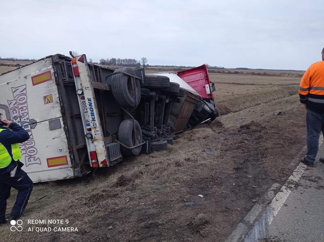 Gniazdowo. Kierowca volkswagena zginął po zderzeniu z tirem. W aucie ogromna kwota! Milion euro? [ZDJĘCIA]