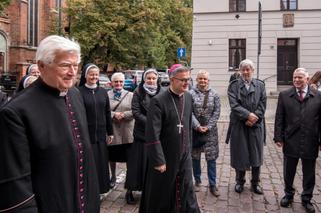 W Toruniu odsłonięto tablicę poświęconą św. Janowi Pawłowi II oraz bł. kard. Stefanowi Wyszyńskiemu