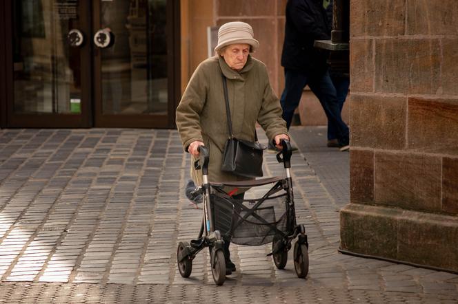 Rano nie zrobisz zakupów w markecie. Sklepy obsługują tylko seniorów [NOWE ZASADY]