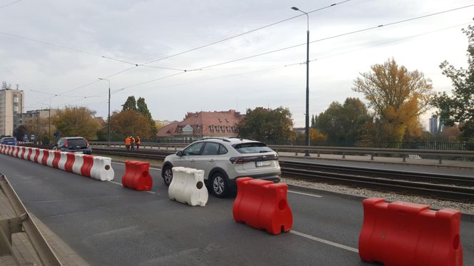 Autobusy (ledwo) przeciskają się przez torowisko przed mostem Bernardyńskim. Czy nie mogłyby zawracać na rondzie? 