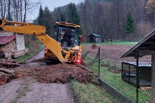 Pijany operator koparki zniszczył 20-metrowe ogrodzenie. Podczas ucieczki rozkopał drogę