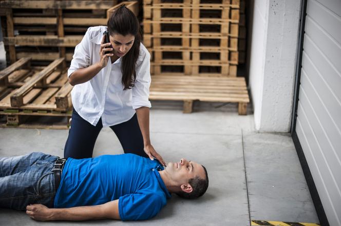 The woman provides first aid to the victim