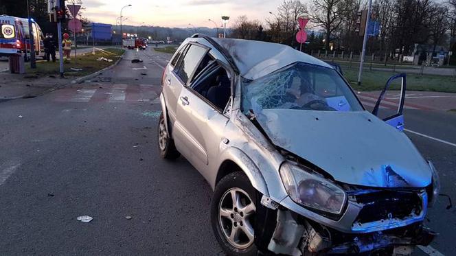 O świcie pijany kierowca jechał przez Nowy Sącz. Miał zwidy i skończył pod latarnią