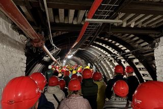 Podziemna Droga Krzyżowa w Kopalni Guido. Wierni zjechali 170 m pod ziemię