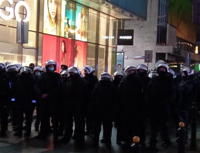 Strajk Kobiet w Warszawie: Marta Lempart ZALAŁA SIĘ łzami. Policja nie ma litości [ZDJĘCIA]