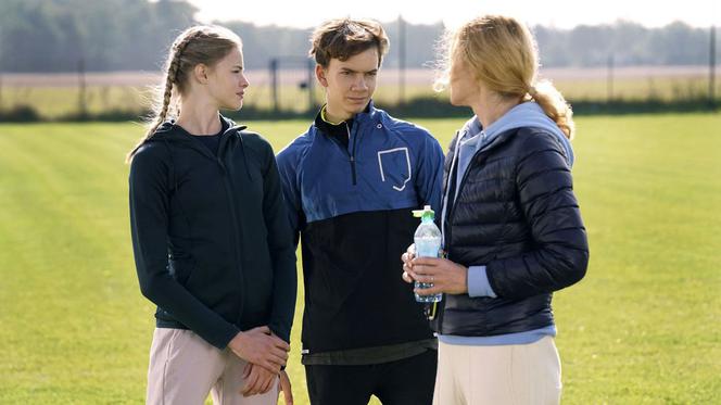 Barwy szczęścia odc. 2002. Zuzia (Anna Adamus), Filip Lisicki (Kuba Dyniewicz), Lidka (Emilia Warabida)